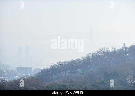 Smog-Verschmutzung in der Stadtlandschaft der südkoreanischen Hauptstadt Seoul am 1. Januar 2024 Stockfoto