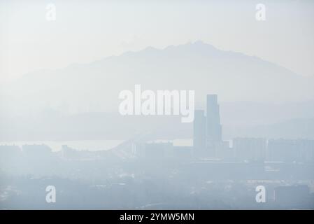 Smog-Verschmutzung in der Stadtlandschaft der südkoreanischen Hauptstadt Seoul am 1. Januar 2024 Stockfoto