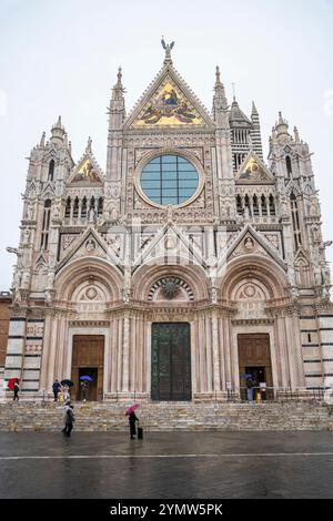 Blick auf die wunderschöne und berühmte Kathedrale aus dem 13. Jahrhundert in Siena (Duomo di Siena). Siena, Italien 07.01.2024 Stockfoto