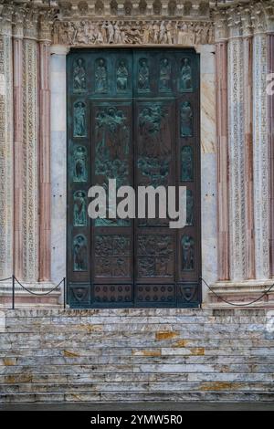 Detail des Haupteingangs an der berühmten Kathedrale aus dem 13. Jahrhundert in Siena (Duomo di Siena). Siena, Italien 07.01.2024 Stockfoto