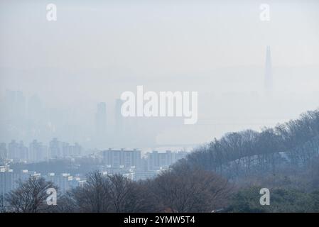 Smog-Verschmutzung in der Stadtlandschaft der südkoreanischen Hauptstadt Seoul am 1. Januar 2024 Stockfoto