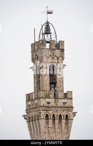 Detaillierte Ansicht des Torre del Mangia, Stadtturm in Siena, Italien 07.01.2024 Stockfoto