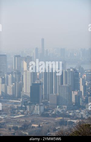 Smog-Verschmutzung in der Stadtlandschaft der südkoreanischen Hauptstadt Seoul am 1. Januar 2024 Stockfoto