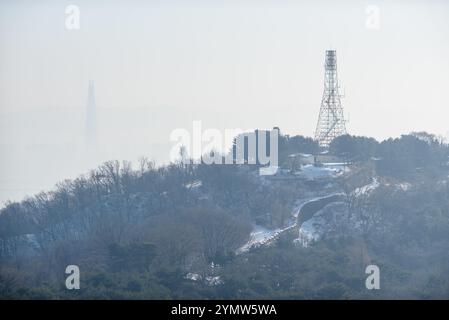 Smog-Verschmutzung in der Stadtlandschaft der südkoreanischen Hauptstadt Seoul am 1. Januar 2024 Stockfoto