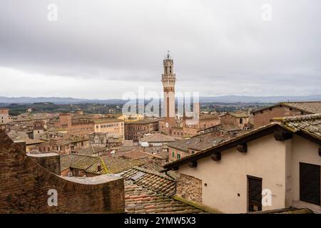 Wunderschöner Blick auf die mittelalterliche Stadt Siena, Italien, einschließlich Il Campo und Mangia Turm von der Terrasse des Duomo di Siena, Italien 07.01.2024 Stockfoto