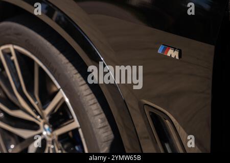 Details zum Fahrzeuginnenraum des BMW X5 M SUV. Detailansicht des Lenkrads. Belgrad, Serbien 04.07.2024 Stockfoto