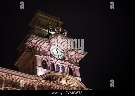 Schöner Nachtblick auf den United Square Italy (Piazza Unità d'Italia) in Triest, Italien 03.01.2024 Stockfoto