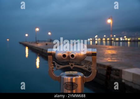 Fernglas für Touristen, im Hintergrund das Molo Audace früh am Morgen, keine Touristen. Ein Panoramapunkt der Stadt Triest 03.01.2024 Stockfoto