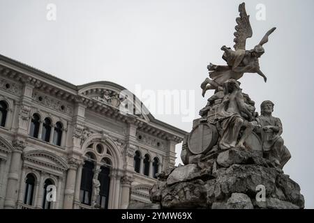 Fontäne der vier Kontinente auf der Piazza Unità d'Italia (Platz der Einheit Italiens) in Triest, Italien 04.01.2024 Stockfoto