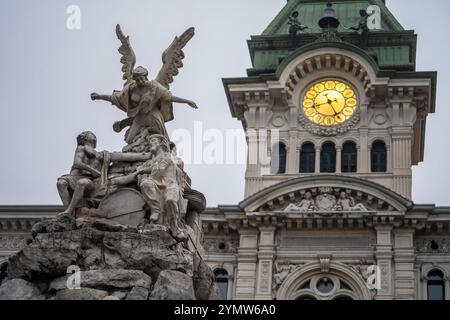 Fontäne der vier Kontinente auf der Piazza Unità d'Italia (Platz der Einheit Italiens) in Triest, Italien 04.01.2024 Stockfoto