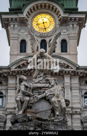 Fontäne der vier Kontinente auf der Piazza Unità d'Italia (Platz der Einheit Italiens) in Triest, Italien 04.01.2024 Stockfoto