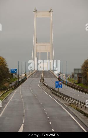 Bristol, 23. November 2024. Die starken Böen des Sturms Bert haben die Schließung der alten M48 Severn Brücke gezwungen, was für viele heute eine längere Reise bedeutet. Der Verkehr zwischen Wales und England wird über die Prince of Wales Bridge M4 umgelenkt und die ältere M48 verlassen. Quelle: JMF News/Alamy Live News Stockfoto