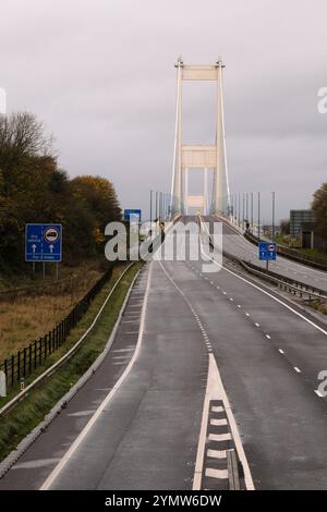 Bristol, 23. November 2024. Die starken Böen des Sturms Bert haben die Schließung der alten M48 Severn Brücke gezwungen, was für viele heute eine längere Reise bedeutet. Der Verkehr zwischen Wales und England wird über die Prince of Wales Bridge M4 umgelenkt und die ältere M48 verlassen. Quelle: JMF News/Alamy Live News Stockfoto