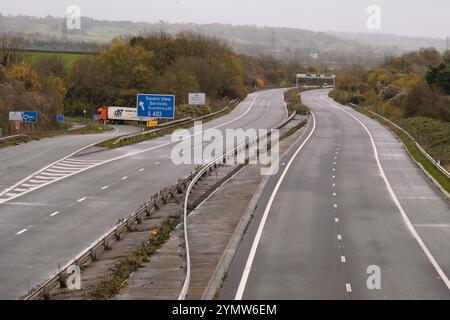 Bristol, 23. November 2024. Die starken Böen des Sturms Bert haben die Schließung der alten M48 Severn Brücke gezwungen, was für viele heute eine längere Reise bedeutet. Der Verkehr zwischen Wales und England wird über die Prince of Wales Bridge M4 umgelenkt und die ältere M48 verlassen. Quelle: JMF News/Alamy Live News Stockfoto