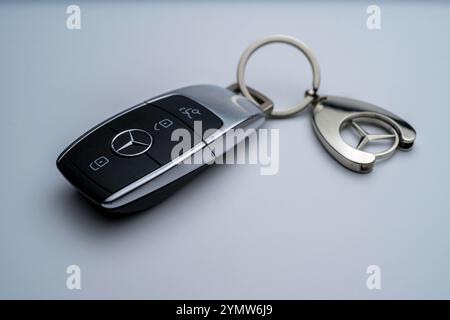 Mercedes-Autoschlüssel mit Schlüsselanhänger , Deutschland, 23.11.2024, Eleganter Mercedes-Autoschlüssel mit passendem Schlüsselanhänger auf hellem Hintergrund. Steht für Luxus, Mobilität und modernes Design. Nur redaktionelle Verwendung. *** Mercedes-Schlüssel mit Schlüsselanhänger, Deutschland, 23 11 2024, eleganter Mercedes-Schlüssel mit passendem Schlüsselanhänger auf hellem Hintergrund steht nur für Luxus, Mobilität und modernes Design Stockfoto