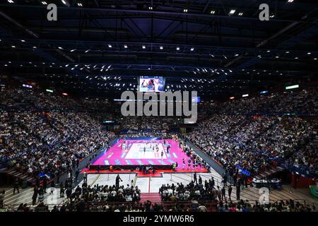 Assago, Italien. November 2024. Ein allgemeiner Blick in die Arena während des Spiels der Volley Serie A Frauen 2024/25 zwischen Numia Vero Volley Milano und Prosecco Doc Imoco Conegliano im Unipol Forum. Endergebnis Numia Vero Volley Milano 0 | 3 Prosecco Doc Imoco Conegliano Credit: SOPA Images Limited/Alamy Live News Stockfoto