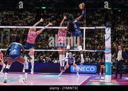 Assago, Italien. November 2024. Paola Egonu #18 von Numia Vero Volley Milano wurde 2024/25 im Spiel zwischen Numia Vero Volley Milano und Prosecco Doc Imoco Conegliano im Unipol Forum gesehen. Endpunktzahl Numia Vero Volley Milano 0 | 3 Prosecco Doc Imoco Conegliano (Foto: Fabrizio Carabelli/SOPA Images/SIPA USA) Credit: SIPA USA/Alamy Live News Stockfoto