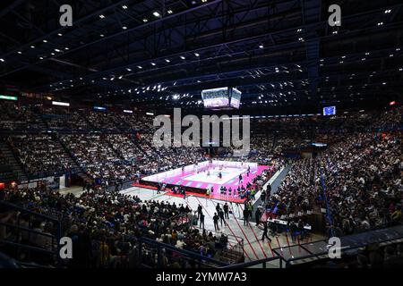 Assago, Italien. November 2024. Ein allgemeiner Blick in die Arena während des Spiels der Volley Serie A Frauen 2024/25 zwischen Numia Vero Volley Milano und Prosecco Doc Imoco Conegliano im Unipol Forum. Endpunktzahl Numia Vero Volley Milano 0 | 3 Prosecco Doc Imoco Conegliano (Foto: Fabrizio Carabelli/SOPA Images/SIPA USA) Credit: SIPA USA/Alamy Live News Stockfoto