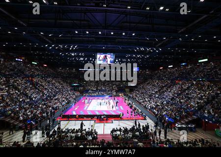 Assago, Italien. November 2024. Ein allgemeiner Blick in die Arena während des Spiels der Volley Serie A Frauen 2024/25 zwischen Numia Vero Volley Milano und Prosecco Doc Imoco Conegliano im Unipol Forum. Endpunktzahl Numia Vero Volley Milano 0 | 3 Prosecco Doc Imoco Conegliano (Foto: Fabrizio Carabelli/SOPA Images/SIPA USA) Credit: SIPA USA/Alamy Live News Stockfoto