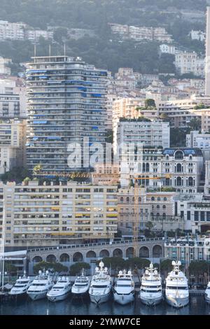 Monte Carlo, Monaco. 12. Juli 2019: Apartmenthäuser in La Condamine mit Blick auf Port Herkules, Tagesblick. Quelle: Vuk Valcic/Alamy Stockfoto