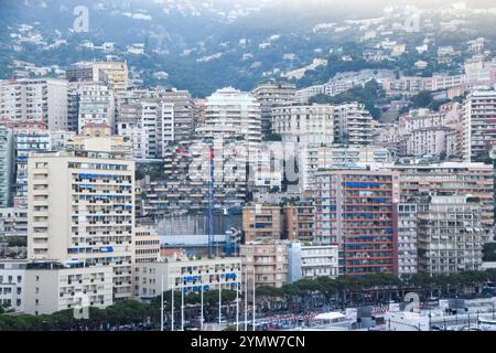 Monte Carlo, Monaco. 12. Juli 2019: Apartmenthäuser in La Condamine mit Blick auf Port Herkules, Tagesblick. Quelle: Vuk Valcic/Alamy Stockfoto