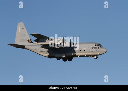 Lockheed Martin KC130J HerculesTanker mit der US Marine Corps Aerial Refueler Transport Squadron 153 (VMGR153) flog in der Nähe der NAF Atsugi. Japan Stockfoto
