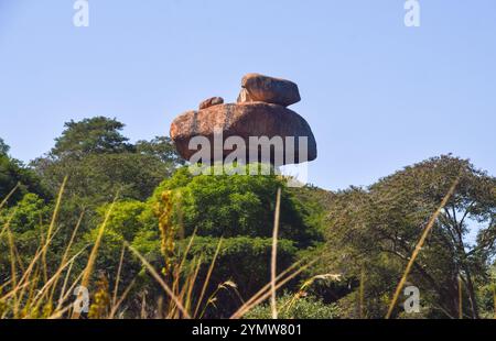 Simbabwe. Mai 2024. Natürliche Balancierfelsen im ländlichen Simbabwe. Quelle: Vuk Valcic / Alamy Stockfoto