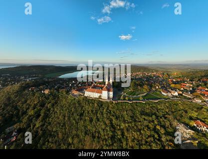 Tihany Panoramablick mit der Abtei, dem Balaton See, Ungarn. Stockfoto