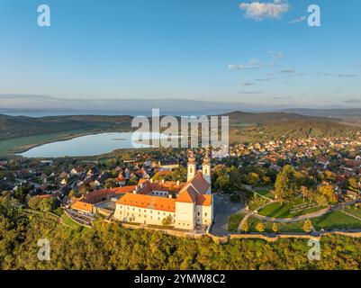 Tihany Panoramablick mit der Abtei, dem Balaton See, Ungarn. Stockfoto