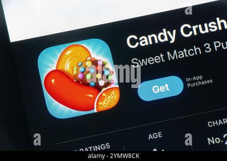 OSTRAVA, TSCHECHIEN - 27. JULI 2024: App Store mit Candy Crush Saga Mobile App Game wird auf iOS-Gerät installiert Stockfoto