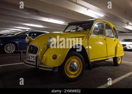 OSLO, NORWEGEN - 17. AUGUST 2016: Gelbes Citroen 2CV6 Vintage gar parkt in einer Tiefgarage Stockfoto