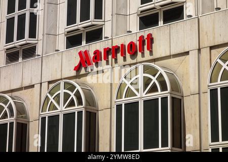 WIEN, ÖSTERREICH - 29. JULI 2021: Banner des Luxushotels Marriott im Zentrum der Wiener Hauptstadt Stockfoto