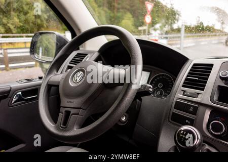 NORWEGEN - 9. AUGUST 2016: Lenkrad des modernen Volkswagen Transporter Caravelle T5 bei regnerischem Wetter Stockfoto