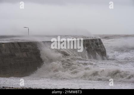 Lyme Regis, Dorset, Großbritannien. November 2024. Wetter in Großbritannien: Riesige Wellen schlagen den berühmten Cobb bei Flut im Badeort Lyme Regis, während Storm Bert die Südküste mit Sturm und sintflutartigen Regenfällen hämmert. Gelbe und gelbe Wetterwarnungen wurden für Sturm, Überschwemmungen und starken Schnee im ganzen Vereinigten Königreich ausgegeben. Credit: Celia McMahon/Alamy Live News Stockfoto