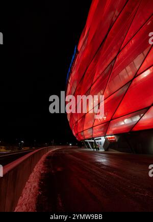 Der Umlauf der Arena, Aussenbereich, ist noch menschenleer, die Huelle rot beleuchtet. GER, FC Bayern München gegen den FC Augsburg, Fussball, Bundesliga, 11. Spieltag, Spielzeit 2024/2025, 22.11.2024. (DIE DFL-DFB-VORSCHRIFTEN VERBIETEN DIE VERWENDUNG VON FOTOS ALS BILDSEQUENZEN UND/ODER QUASI-VIDEO). Foto: Eibner-Pressefoto/Heike Feiner Stockfoto