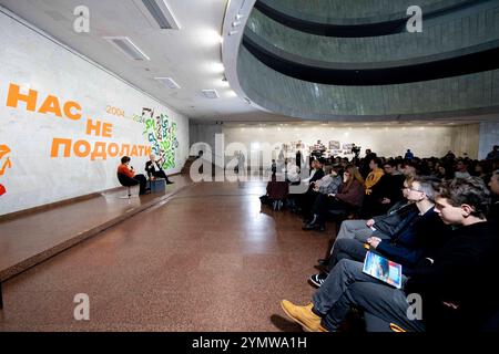 Kiew, Ukraine. November 2024. VIKTOR JUSCHTSCHENKO, ehemaliger Präsident der Ukraine und Gründer der Partei Our Orange Block, bei einem Gespräch mit Studenten im ukrainischen Nationalzentrum im Kiewer Stadtzentrum. Die Themen reichten von der Orangen Revolution, die schließlich zu seiner Wahl führte, bis zum andauernden Krieg mit Russland. Quelle: Andreas Stroh/Alamy Live News Stockfoto