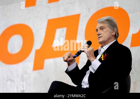 Kiew, Ukraine. November 2024. VIKTOR JUSCHTSCHENKO, ehemaliger Präsident der Ukraine und Gründer der Partei Our Orange Block, bei einem Gespräch mit Studenten im ukrainischen Nationalzentrum im Kiewer Stadtzentrum. Die Themen reichten von der Orangen Revolution, die schließlich zu seiner Wahl führte, bis zum andauernden Krieg mit Russland. Quelle: Andreas Stroh/Alamy Live News Stockfoto