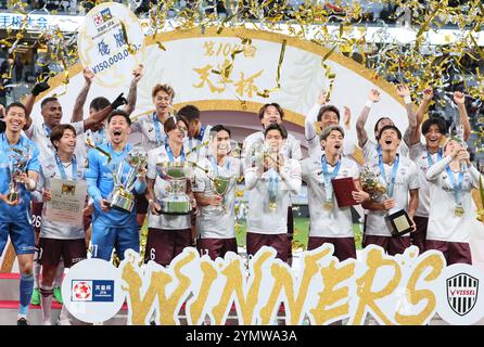 Tokio, Japan. November 2024. Der Kapitän von Vissel Kobe Hotaru Yamaguchi (C) hält den Emperor's Cup und gewann die Meisterschaft im Finale im japanischen Nationalstadion in Tokio am Samstag, den 23. November 2024. Vissel Kobe besiegte Gamba Osaka 1-0 im Finale. (Foto: Yoshio Tsunoda/AFLO) Stockfoto