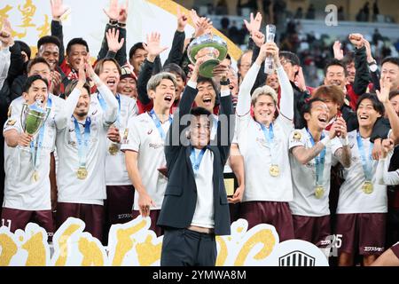 Tokio, Japan. November 2024. Vissel Kobe-Manager Takayuki Yoshida (C) hebt den Emperor's Cup an, als sie am Samstag, den 23. November 2024, im Finale im japanischen Nationalstadion in Tokio die Meisterschaft gewonnen haben. Vissel Kobe besiegte Gamba Osaka 1-0 im Finale. (Foto: Yoshio Tsunoda/AFLO) Stockfoto