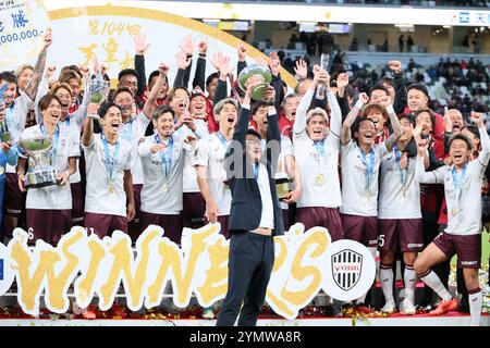 Tokio, Japan. November 2024. Vissel Kobe-Manager Takayuki Yoshida (C) hebt den Emperor's Cup an, als sie am Samstag, den 23. November 2024, im Finale im japanischen Nationalstadion in Tokio die Meisterschaft gewonnen haben. Vissel Kobe besiegte Gamba Osaka 1-0 im Finale. (Foto: Yoshio Tsunoda/AFLO) Stockfoto