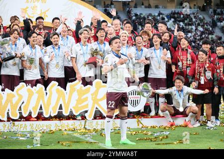 Tokio, Japan. November 2024. Vissel Kobe Stürmer Daiju Sasaki (C) hält den Emperor's Cup und gewann die Meisterschaft im Finale im japanischen Nationalstadion in Tokio am Samstag, den 23. November 2024. Vissel Kobe besiegte Gamba Osaka 1-0 im Finale. (Foto: Yoshio Tsunoda/AFLO) Stockfoto