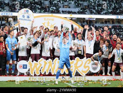 Tokio, Japan. November 2024. Vissel Kobe Torhüter Shota Arai (C) hebt den Emperor's Cup auf, als sie am Samstag, den 23. November 2024, im Finale im japanischen Nationalstadion in Tokio die Meisterschaft gewonnen haben. Vissel Kobe besiegte Gamba Osaka 1-0 im Finale. (Foto: Yoshio Tsunoda/AFLO) Stockfoto