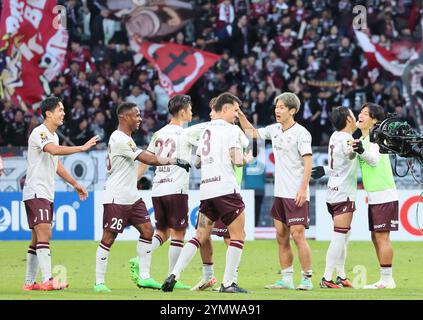 Tokio, Japan. November 2024. Die Vissel Kobe-Teammitglieder feiern sich gegenseitig, als sie am Samstag, den 23. November 2024, im Finale im japanischen Nationalstadion in Tokio die Emperor's Cup-Fußballmeisterschaft gewonnen haben. Vissel Kobe besiegte Gamba Osaka 1-0 im Finale. (Foto: Yoshio Tsunoda/AFLO) Stockfoto