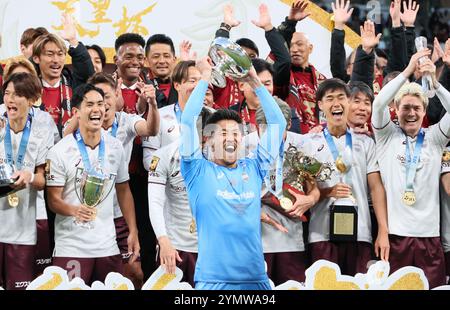 Tokio, Japan. November 2024. Vissel Kobe Torhüter Shota Arai (C) hebt den Emperor's Cup auf, als sie am Samstag, den 23. November 2024, im Finale im japanischen Nationalstadion in Tokio die Meisterschaft gewonnen haben. Vissel Kobe besiegte Gamba Osaka 1-0 im Finale. (Foto: Yoshio Tsunoda/AFLO) Stockfoto