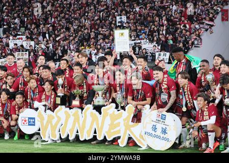 Tokio, Japan. November 2024. Die Vissel Kobe-Teammitglieder feierten am Samstag, den 23. November 2024, im Finale im japanischen Nationalstadion in Tokio die Fußballmeisterschaft des Emperor's Cup. Vissel Kobe besiegte Gamba Osaka 1-0 im Finale. (Foto: Yoshio Tsunoda/AFLO) Stockfoto