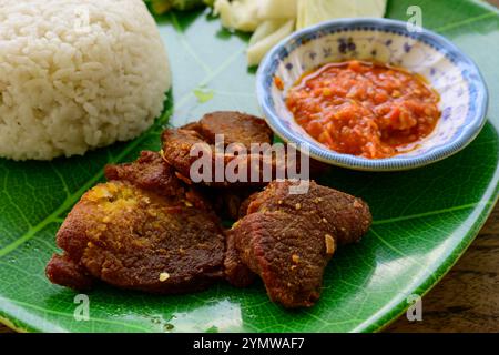 Nasi Empal Penyet indonesische frittierte Rindfleischscheiben serviert mit gedämpftem Reis und Sambal Chili Sauce Stockfoto