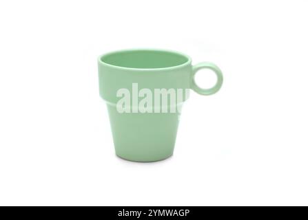 Hellgrüne Tasse isoliert auf weißem Hintergrund Stockfoto