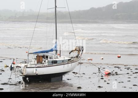 Garlieston, Wigtownshire, Schottland – Wetter in Großbritannien – Samstag, 23. November 2024 – Ein Matrose überprüft seine Anlegeplätze seiner Yachten, während die starken Winde vom Sturm Bert die aufsteigende Flut in den Hafen von Garlieston im Südwesten Schottlands treiben – Foto Steven May / Alamy Live News Stockfoto