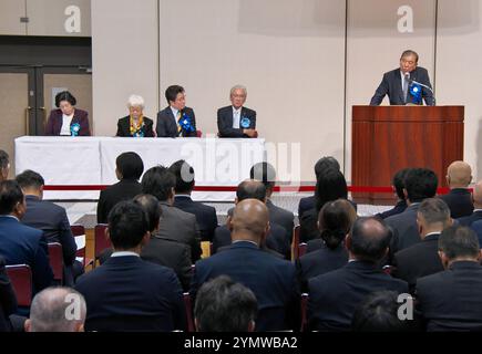 Tokio, Japan. November 2024. Japans Premierminister Shigeru Ishiba(R) spricht während der Kundgebung der Familien der von Nordkorea entführten Opfer am Samstag, den 23. November 2024 in Tokio. Foto: Keizo Mori/UPI Credit: UPI/Alamy Live News Stockfoto