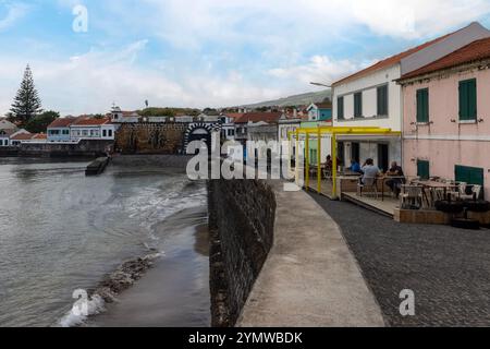 Das historische Zentrum von Horta, die Insel Faial, die Azoren entlang der Stadtmauer mit Blick auf Porto PIM. Stockfoto